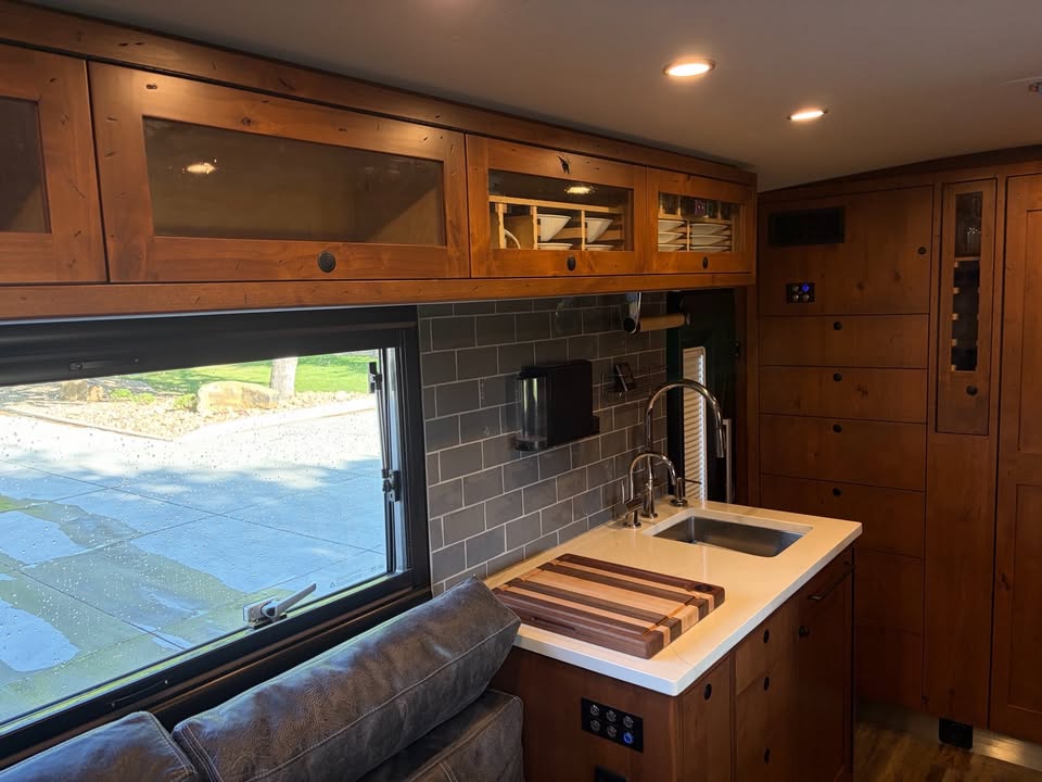 2022 Ford earthroamer lti f-550 super duty in Longmont, CO (photo 12) — photo 12