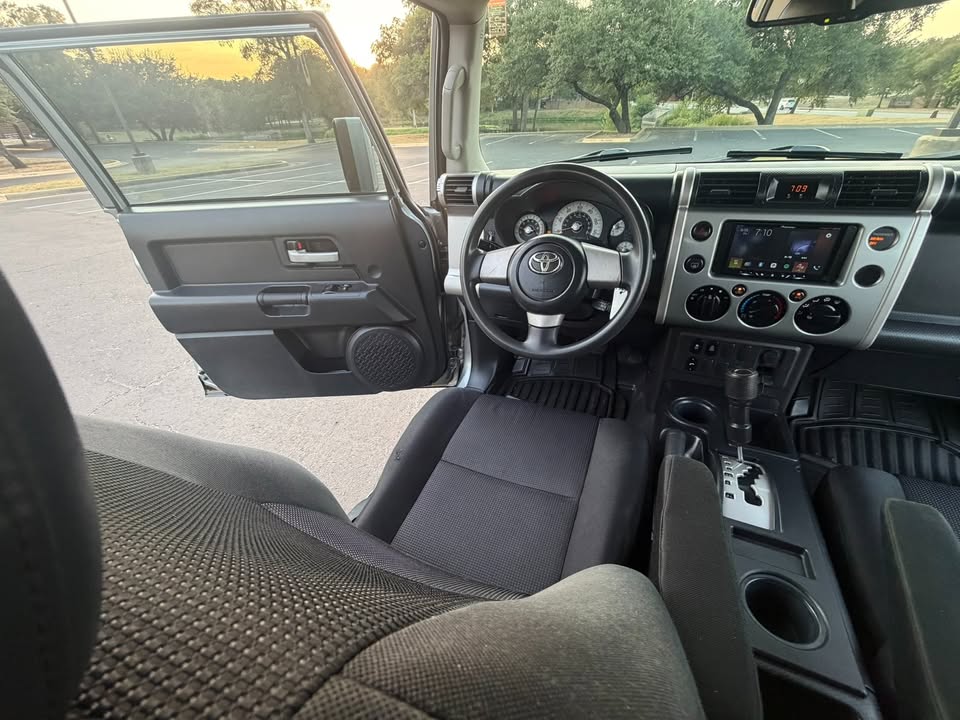 2010 Toyota FJ Cruiser - Backup Camera - Bluetooth - 1-Owner - Clean Title - 176K Miles in Cedar Park, TX (photo 10) — photo 10