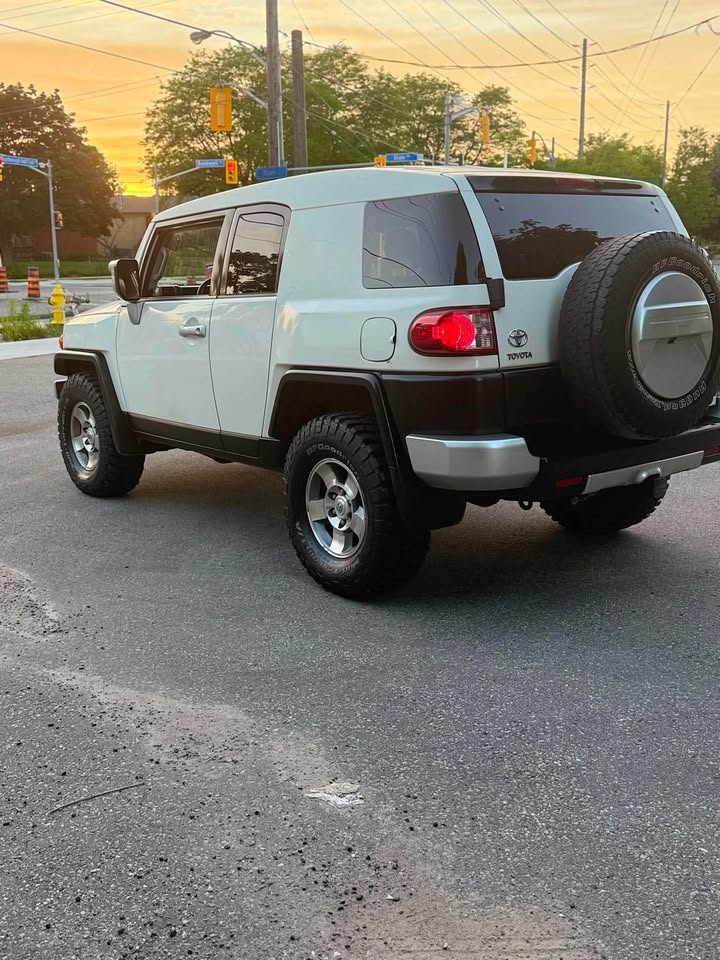 2010 Toyota FJ Cruiser in Markham, ON (photo 2)