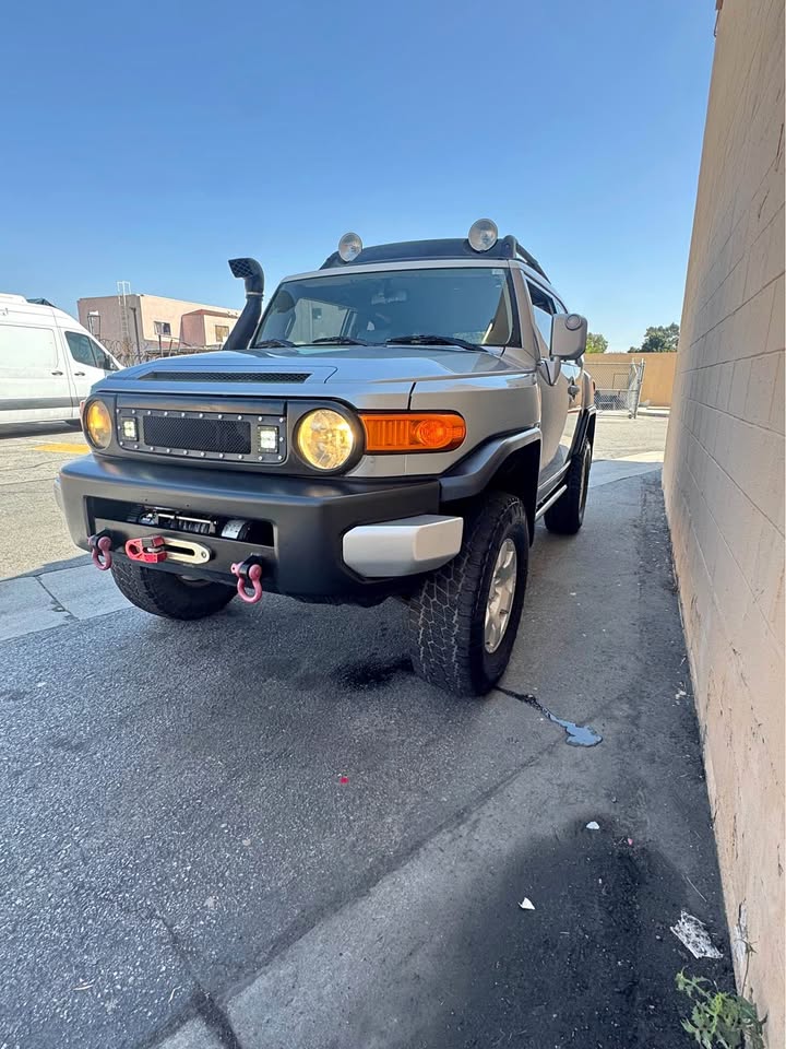 2010 Toyota FJ Cruiser · 4 Door wagon/Sport Utility in Bell Gardens, CA (photo 1) — photo 1