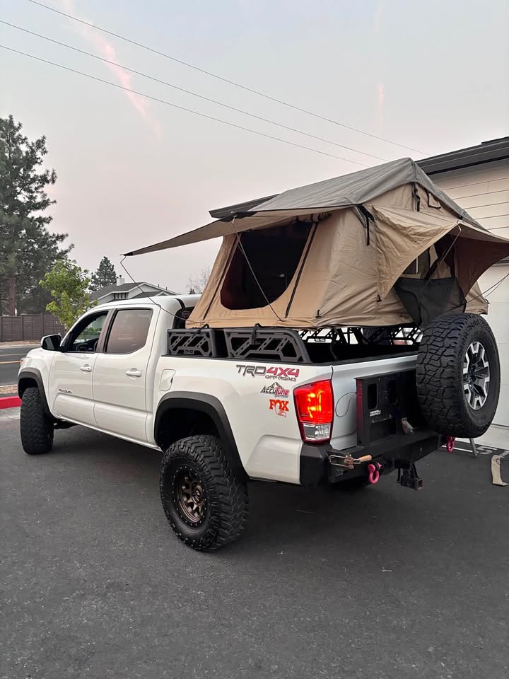 Smittybilt Overlander Gen 1 Standard Roof Top Tent in Salem, OR (photo 1) — photo 1