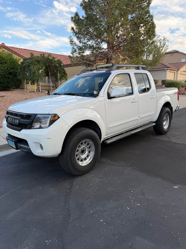 2011 Nissan Frontier Crew Cab · PRO-4X Pickup 4D 5 ft — photo 3