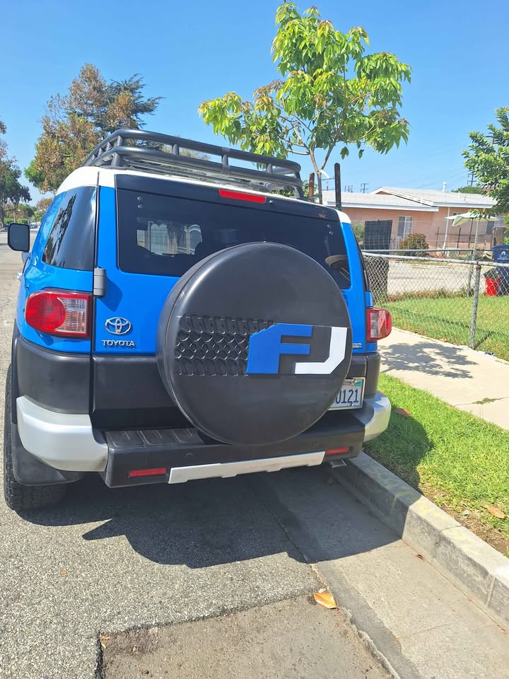 2007 Toyota FJ Cruiser · Sport Utility 2D in Bell Gardens, CA (photo 4) — photo 4