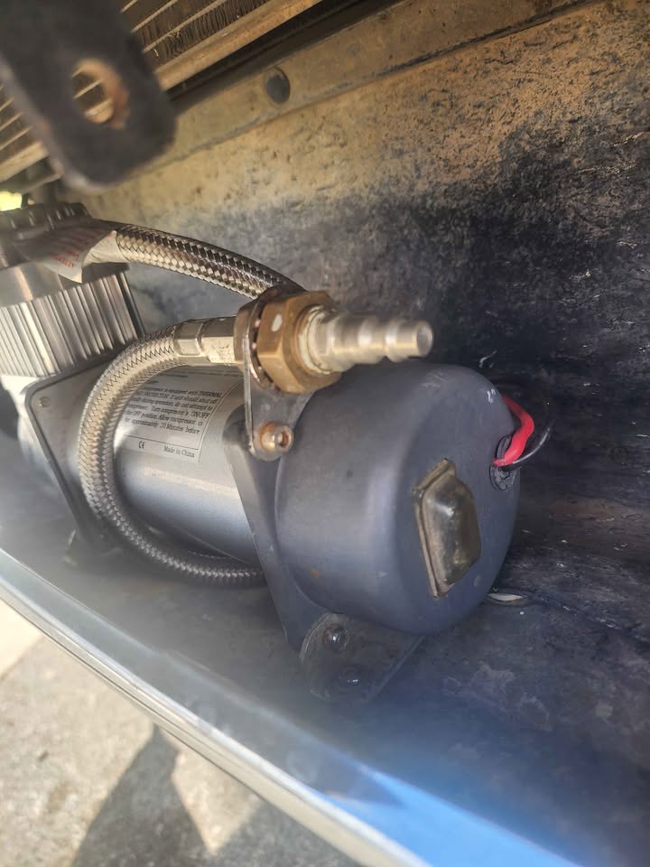 Overlabd VIAIR 400H Hardmount Compressor with air hose quick attachment ready to mount for fun in Hemet, CA (photo 5) — photo 5
