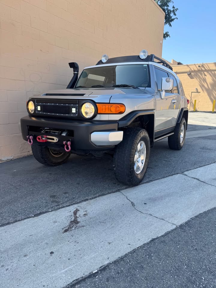 2010 Toyota FJ Cruiser · 4 Door wagon/Sport Utility in Bell Gardens, CA (photo 5) — photo 5