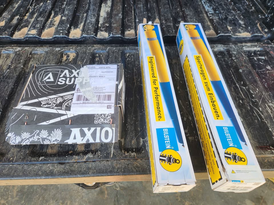 01-10 silverado 2500hd bilstein 5100 front shocks in Elk, WA (photo 2)