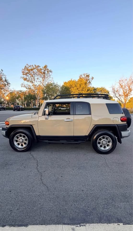 2012 Toyota FJ Cruiser · Sport Utility 2D in Costa Mesa, CA (photo 7) — photo 7
