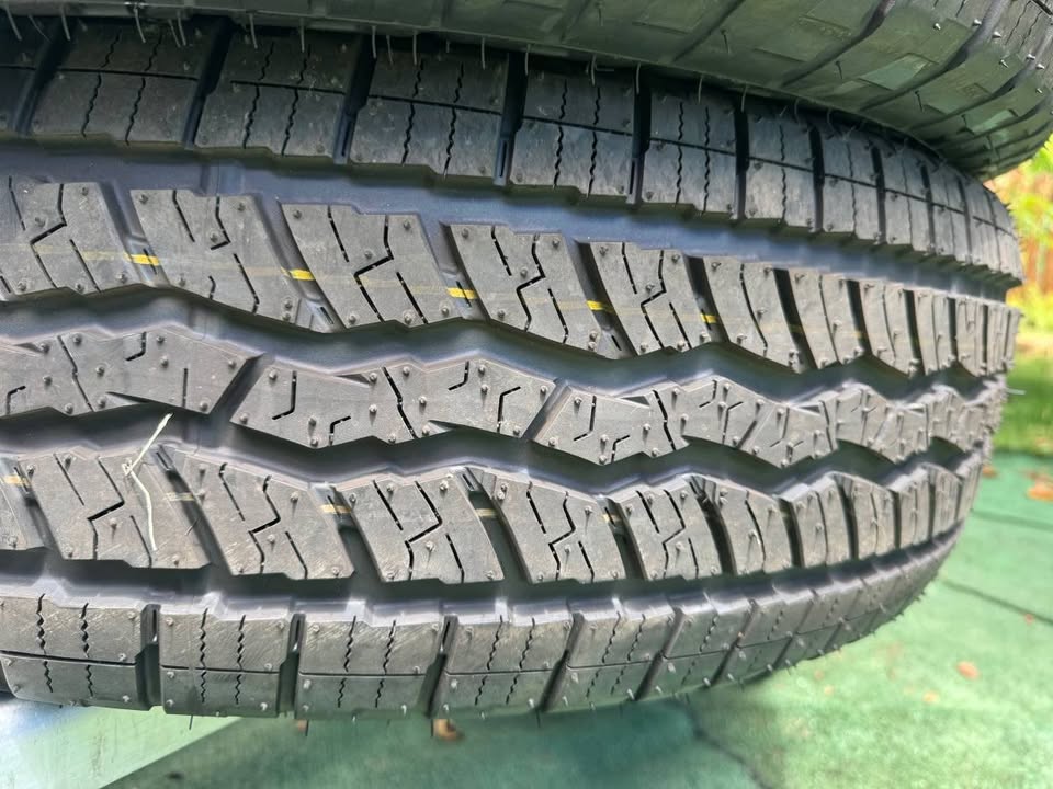 Falken WildPeak A/T3W A Tires 265/70r18 265/70/18 or 265-70-18 takeoffs in Portland, OR (photo 2) — photo 2