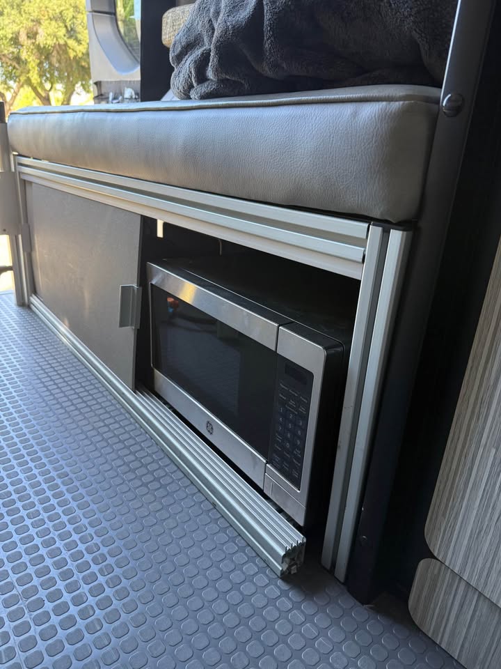 2021 Mercedes-Benz Revel · 4x4 in Yorba Linda, CA (photo 9) — photo 9