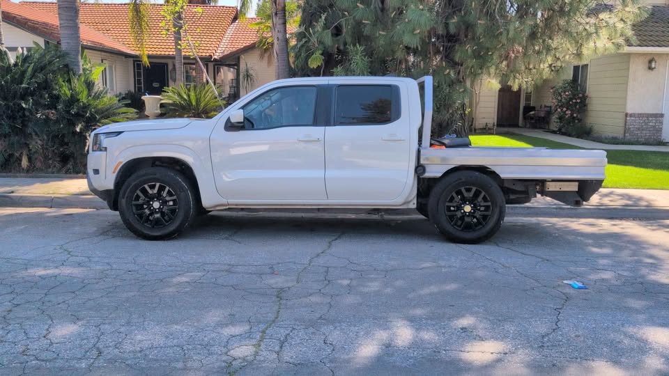2023 Nissan Frontier Crew Cab · LE Pickup 4D 5 ft in Fresno, CA (photo 5) — photo 5