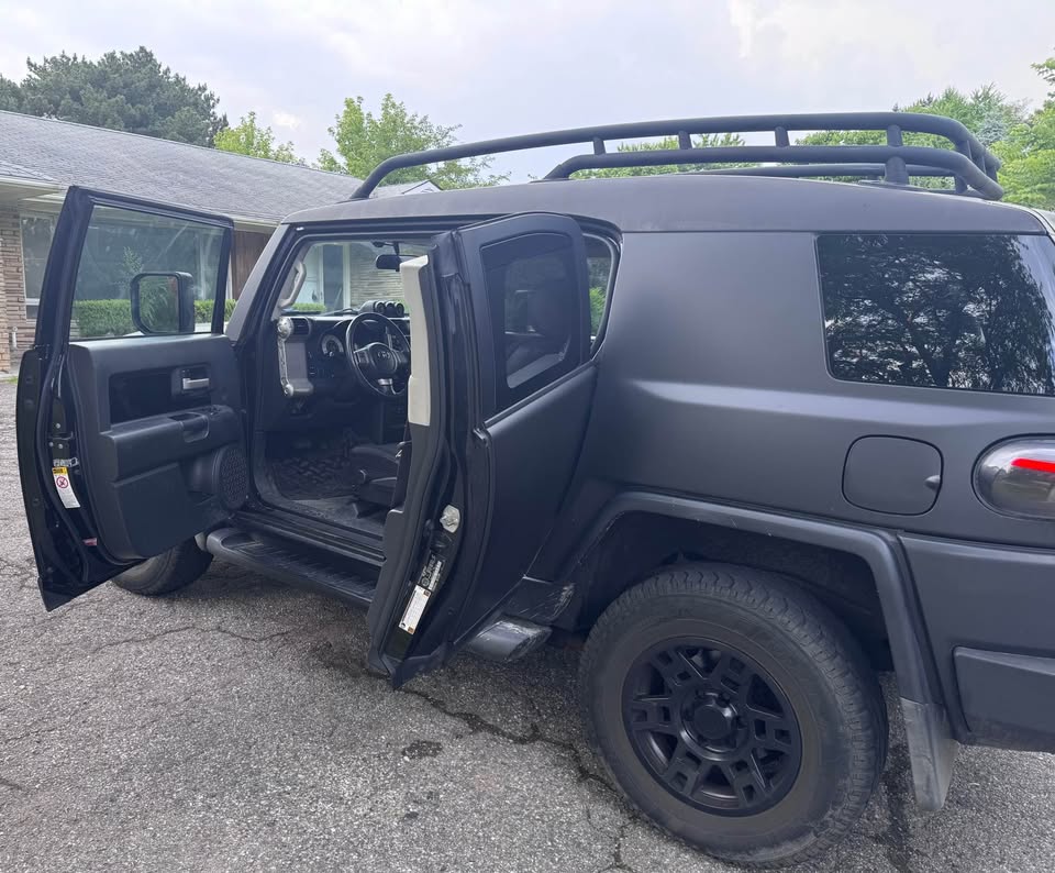 2008 Toyota FJ Cruiser in Toronto, ON (photo 3)