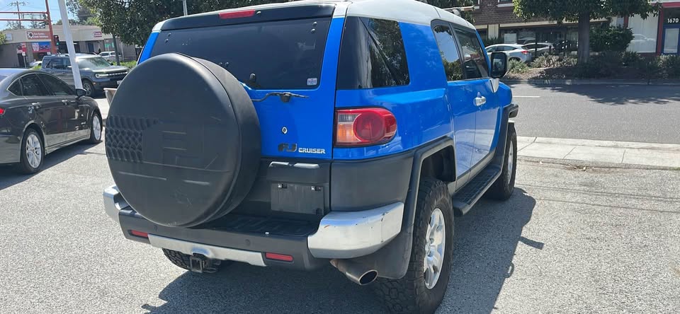 2007 Toyota FJ Cruiser · Sport Utility 2D in San Carlos, CA (photo 4)