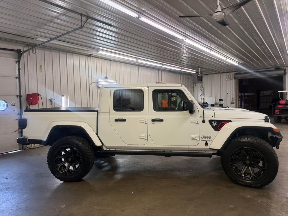 2021 Jeep Gladiator · Overland Pickup 4D 5 ft — photo 8