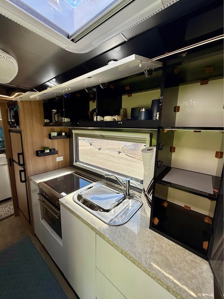 2024 Black Series HQ19 Off-Grid Trailer/Caravan in Medford, OR (photo 5) — photo 5