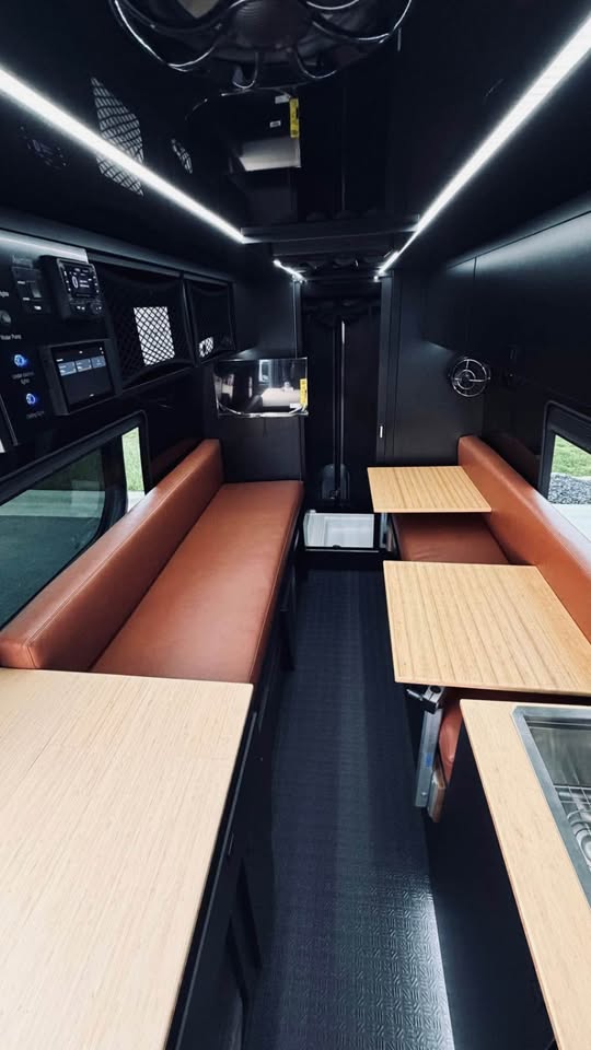 2026 Mercedes-Benz 27north vog — photo 8