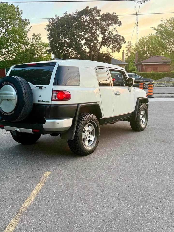 2010 Toyota FJ Cruiser in Markham, ON (photo 7)