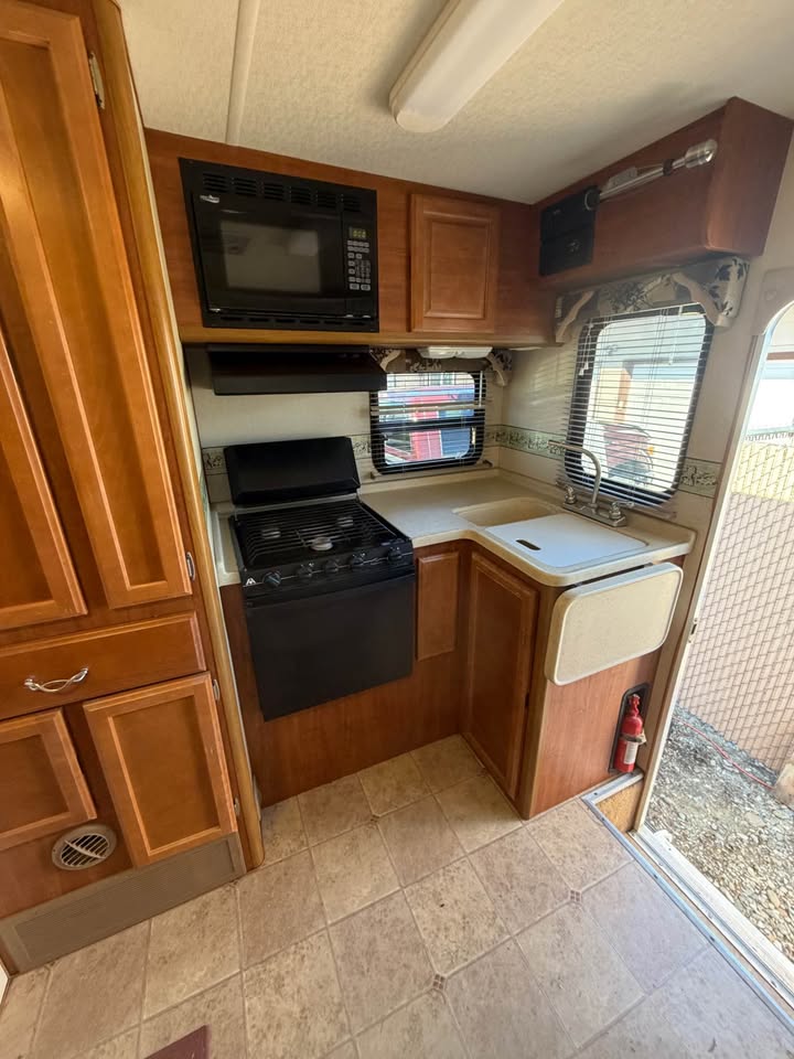 2009 Lance 981 Truck Camper 10ft in Spokane, WA (photo 6) — photo 6