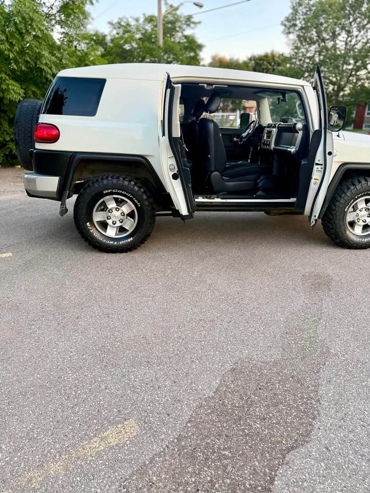 2010 Toyota FJ Cruiser in Markham, ON (photo 8)