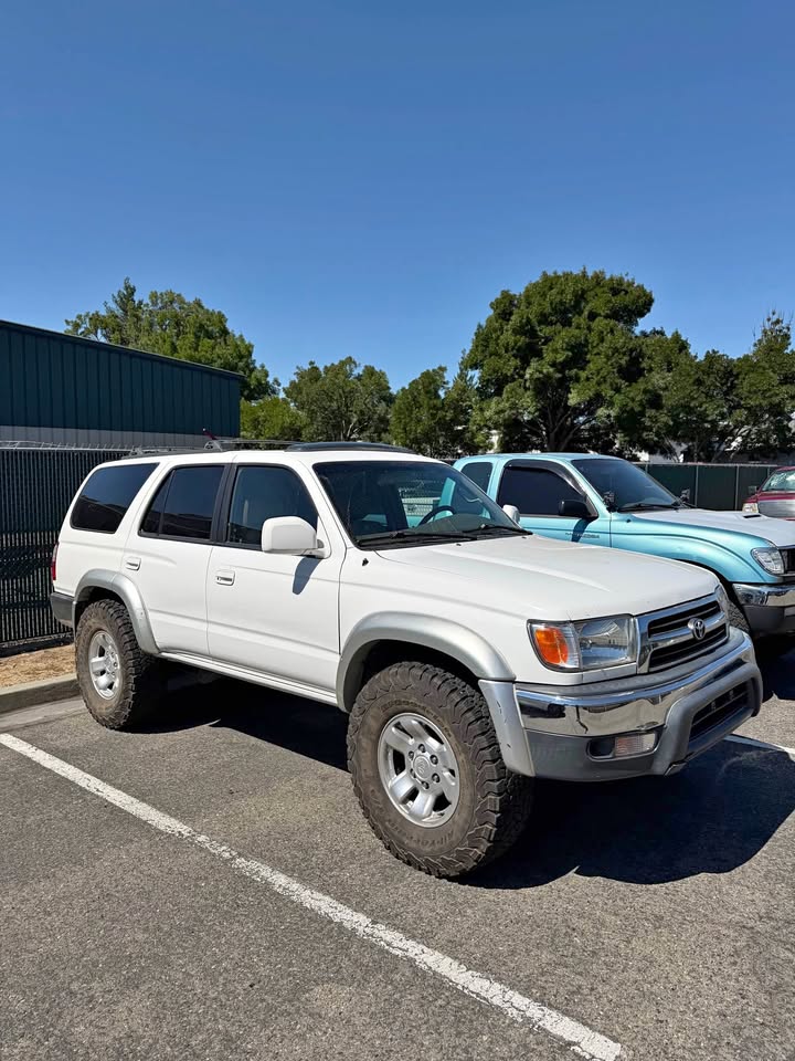 2000 Toyota 4Runner · SR5 Sport Utility 4D in Fresno, CA (photo 1) — photo 1