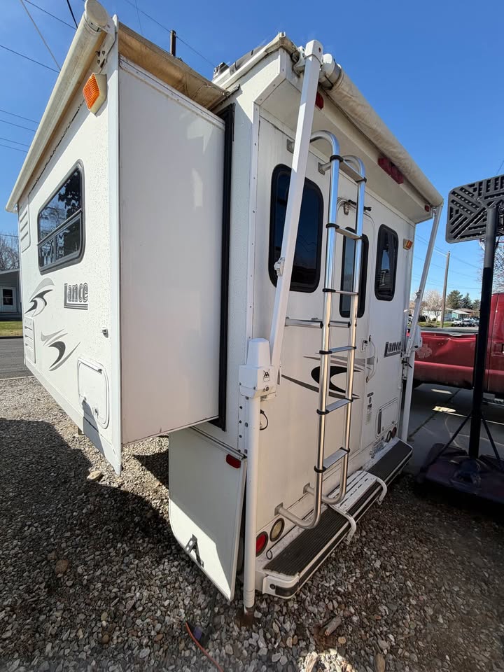 2009 Lance 981 Truck Camper 10ft in Spokane, WA (photo 2) — photo 2