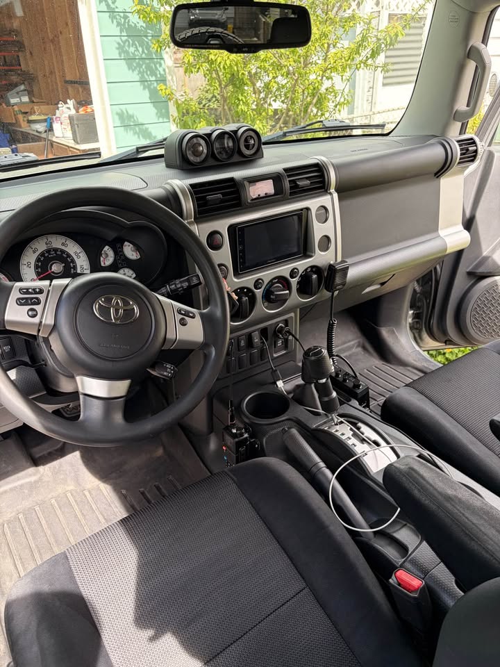 2012 Toyota FJ Cruiser · 4x4 in Portland, OR (photo 6)