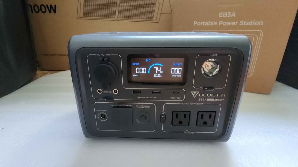 BLUETTI EB3A solar generator with 100w solar panel in North Dundas, ON (photo 2)