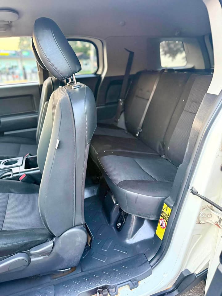 2010 Toyota FJ Cruiser in Markham, ON (photo 10)