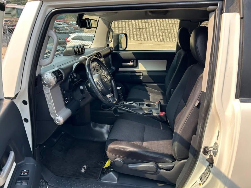 2012 Toyota FJ Cruiser AT (photo 9) — photo 9