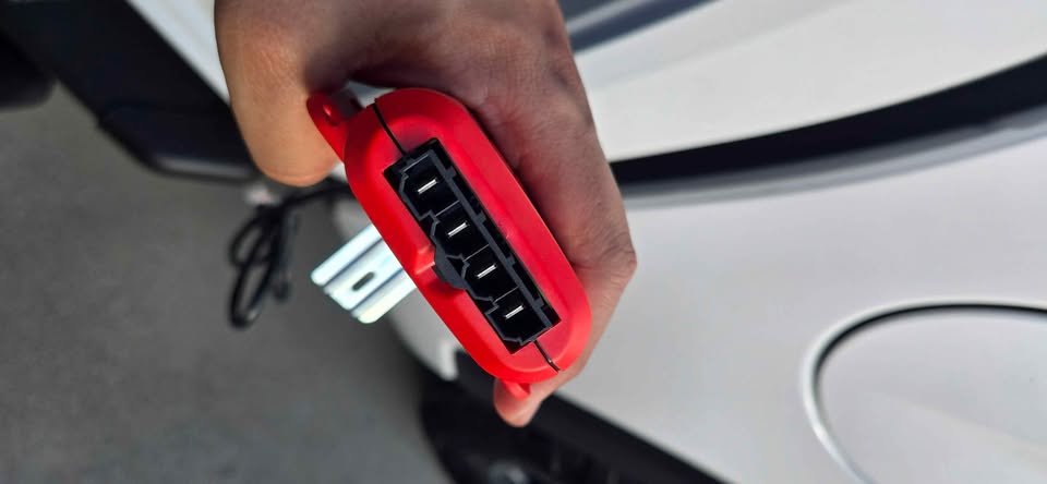 Redarc brake controller in Spring Valley, CA (photo 2) — photo 2