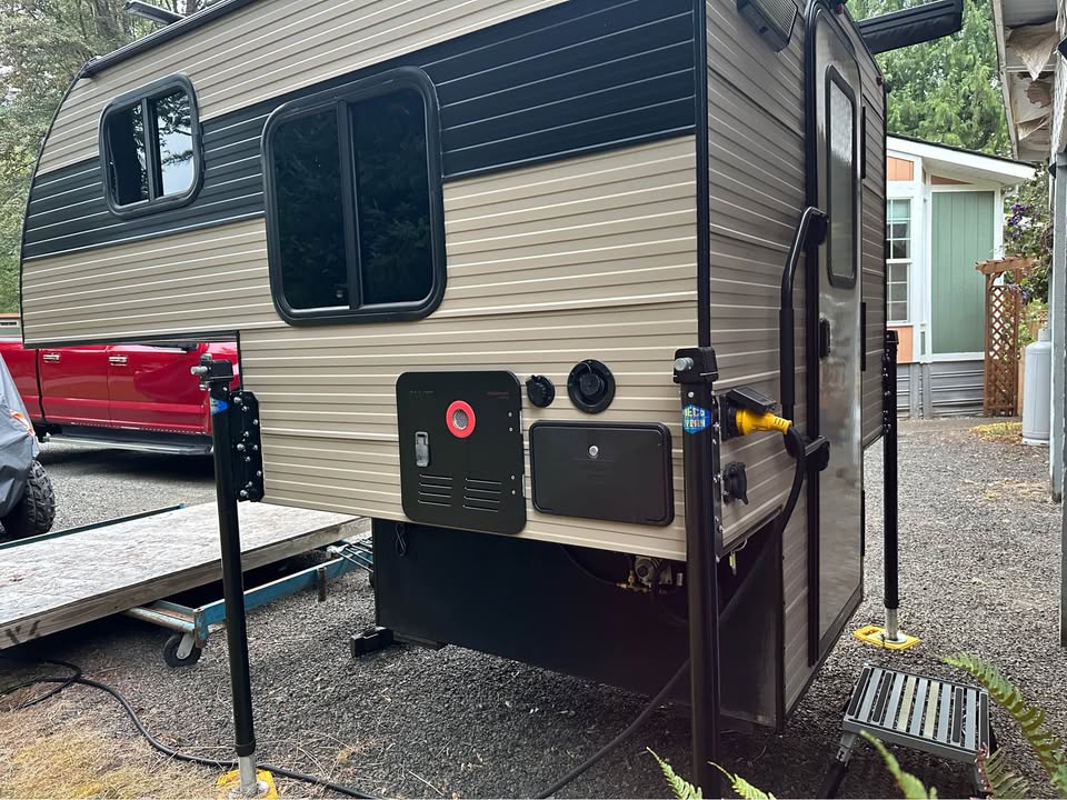 2024 Off-Grid Truck Camper Fully loaded. For Midsize Trucks. Must see in Silver Creek, WA (photo 8) — photo 8