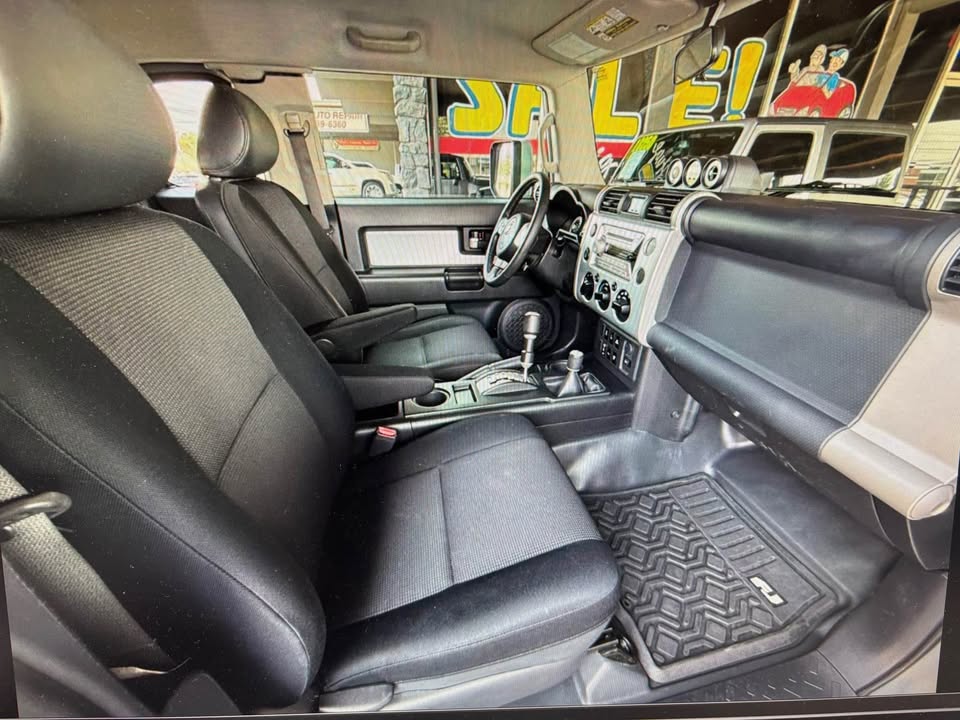 2007 Toyota FJ Cruiser · Sport trim (photo 7) — photo 7