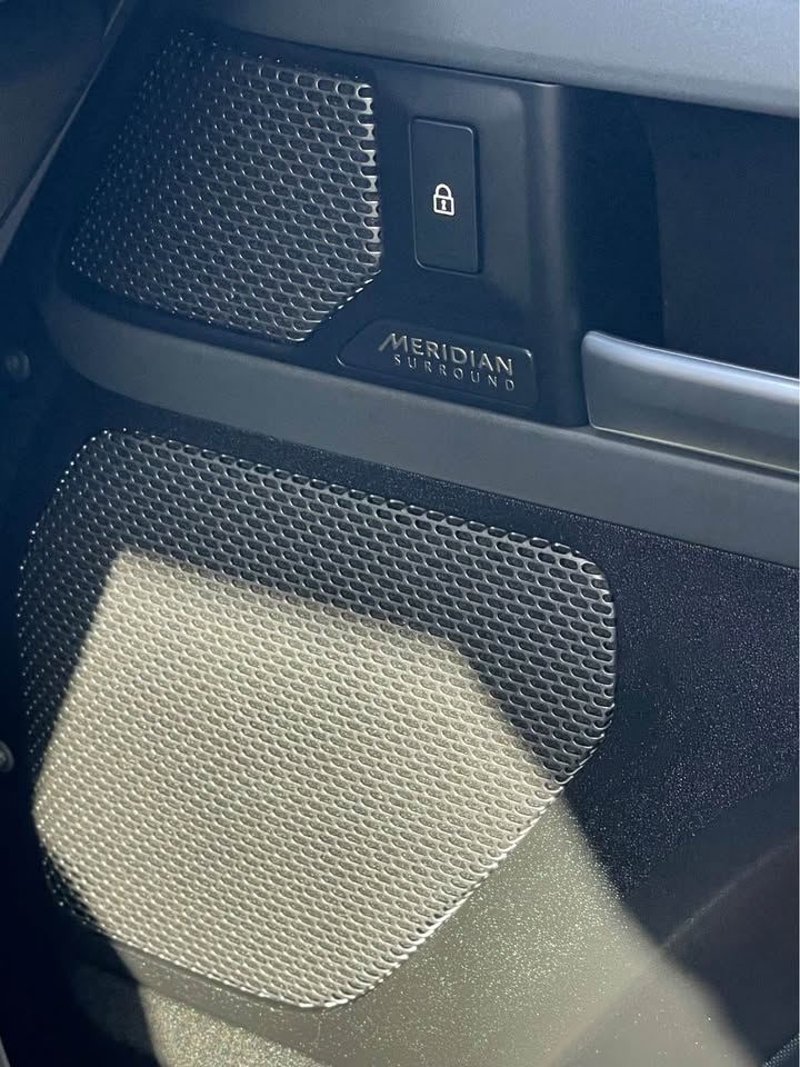 2023 Land Rover Defender 90 · X-Dynamic SE Sport Utility 2D (photo 12) — photo 12