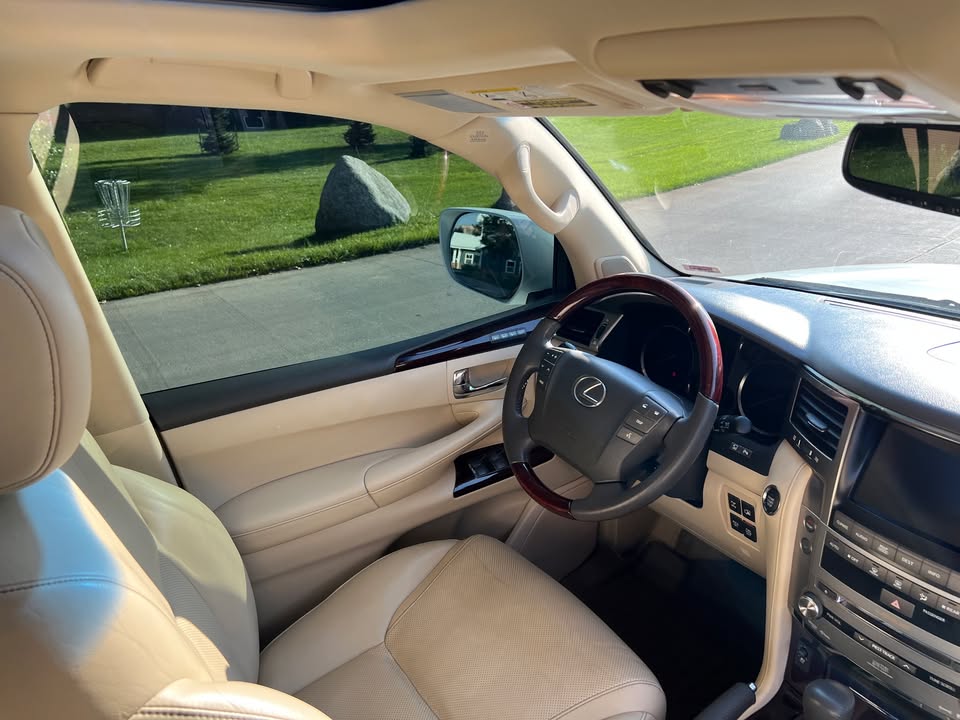 2013 Lexus LX · LX 570 Sport Utility 4D (photo 9) — photo 9