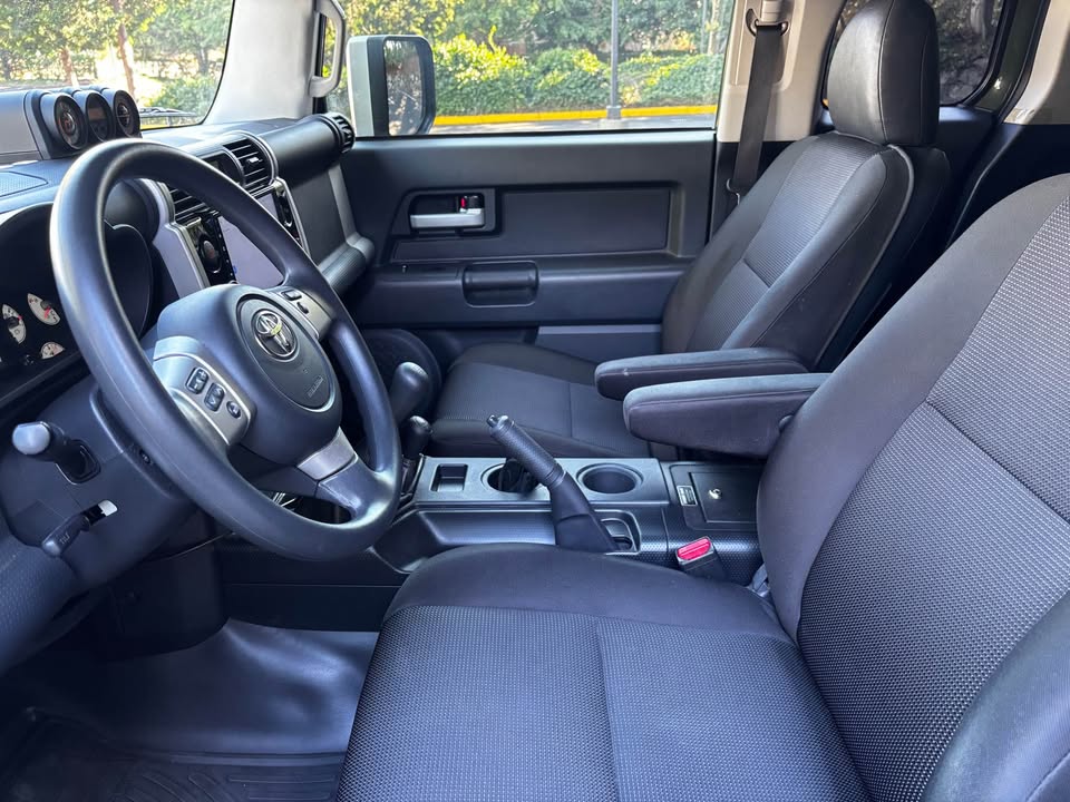 2014 Toyota FJ Cruiser · Sport Utility 2D in Everett, WA (photo 9) — photo 9