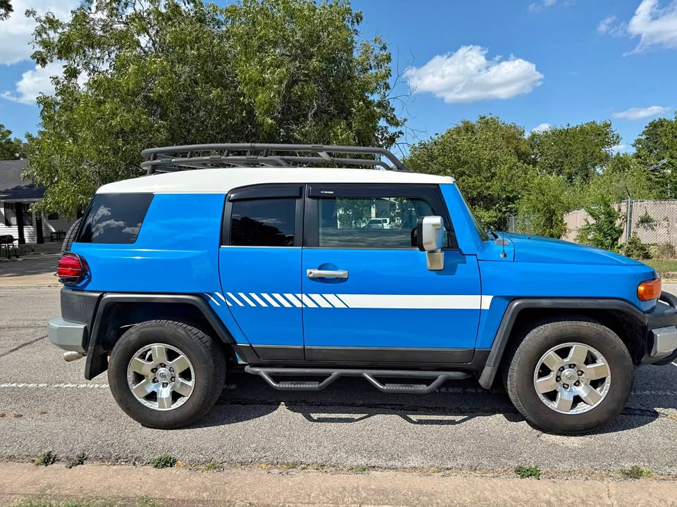 2007 Toyota FJ Cruiser · Sport Utility 2D in Pflugerville, TX (photo 1) — photo 1