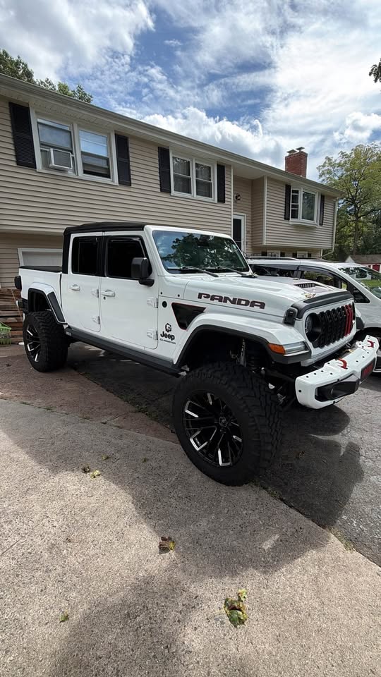 2020 Jeep Gladiator · Overland Pickup 4D 5 ft in East Hartford, CT (photo 2) — photo 2