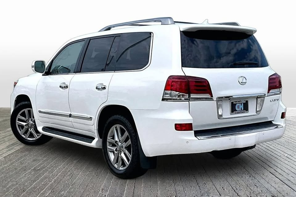 2015 Lexus LX 570 — 109k Miles in Clarendon Hills, IL (photo 5) — photo 5