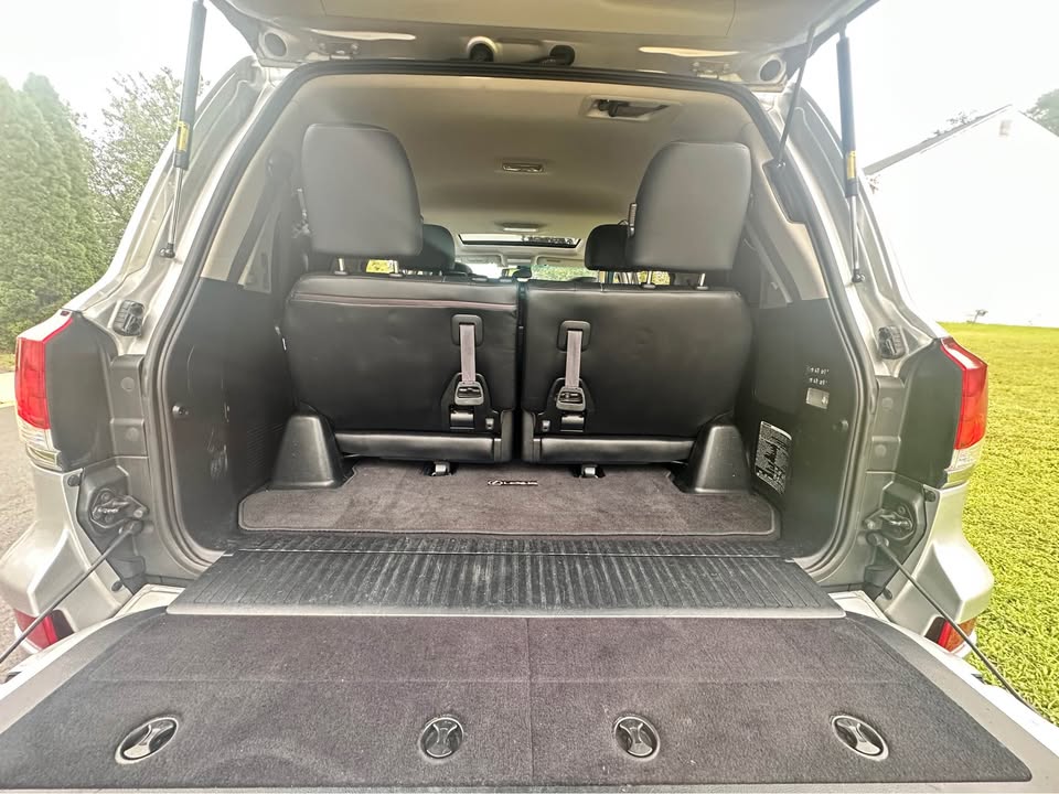 2013 Lexus LX · LX 570 Sport Utility 4D (photo 4) — photo 4