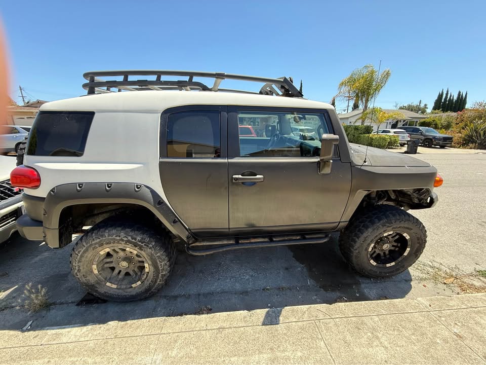 2010 Toyota FJ Cruiser (photo 4) — photo 4