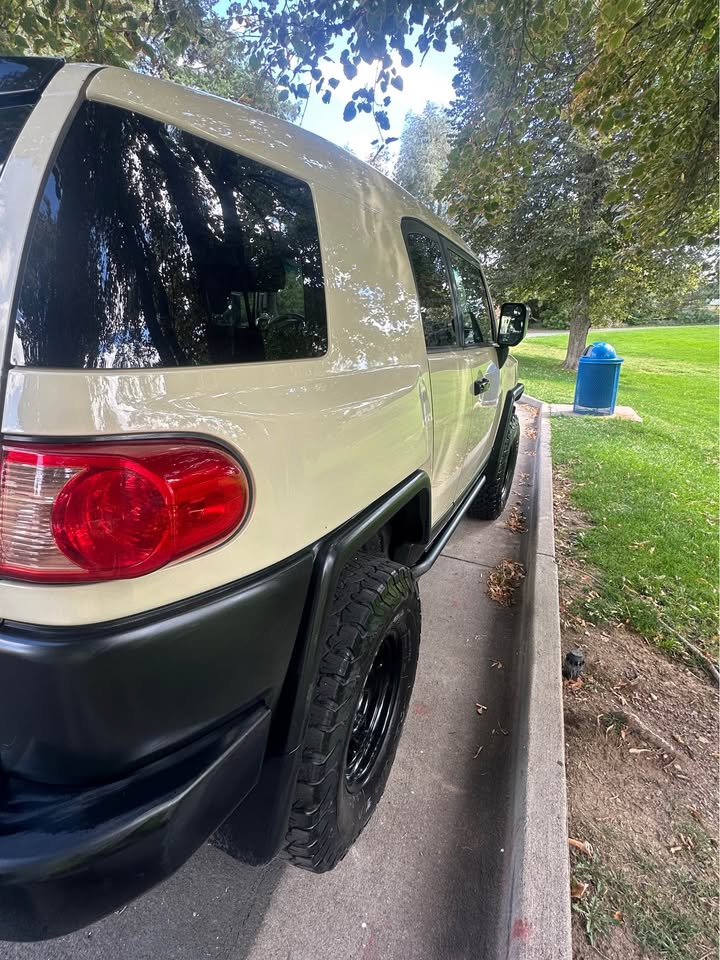 2010 Toyota FJ Cruiser · Sport Utility 2D in Denver, CO (photo 5) — photo 5