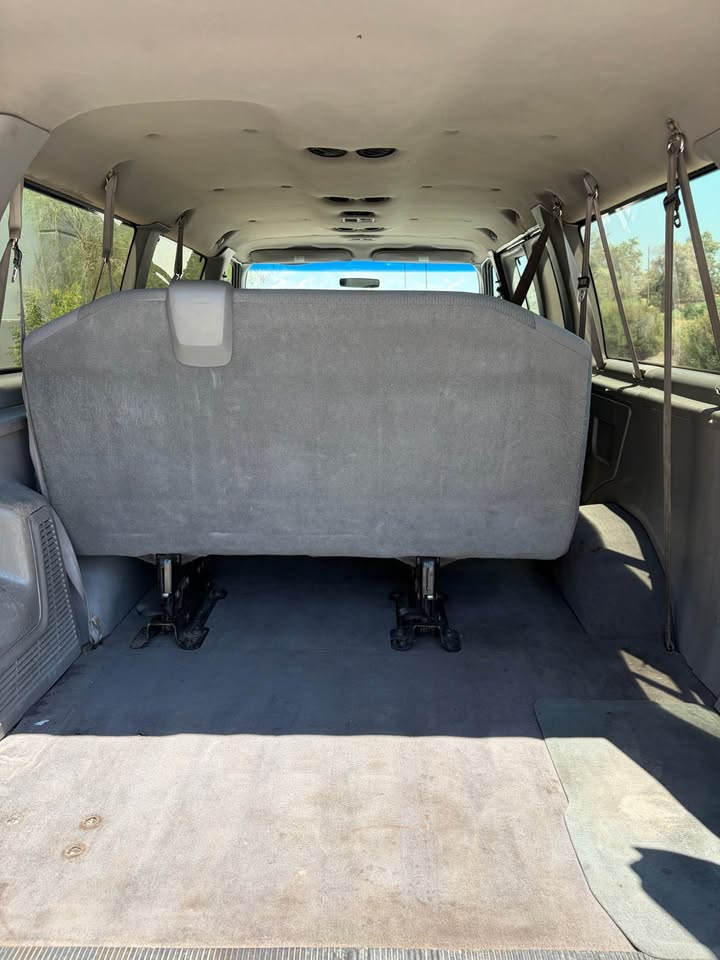 2004 Ford E350 Super Duty Passenger · XLT Extended Wagon 3D in Mesa, AZ (photo 11)