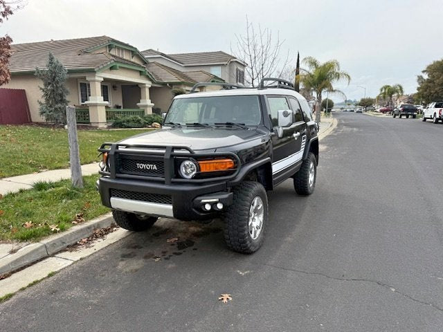 2007 Toyota FJ Cruiser 4x4 – Lifted, Fox Shocks, Fresh Paint – Clean In & Out in Oakley, CA (photo 1)