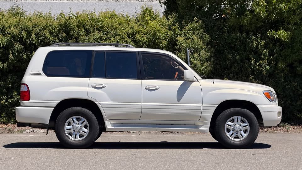2000 Lexus LX · LX 470 Sport Utility 4D in Pleasanton, CA (photo 4) — photo 4