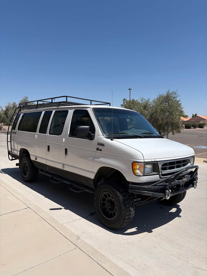 2004 Ford E350 Super Duty Passenger · XLT Extended Wagon 3D in Mesa, AZ (photo 4)