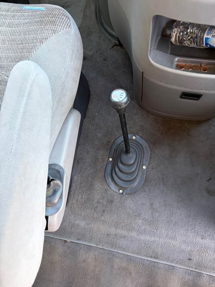 2004 Ford E350 Super Duty Passenger · XLT Extended Wagon 3D in Mesa, AZ (photo 9) — photo 9