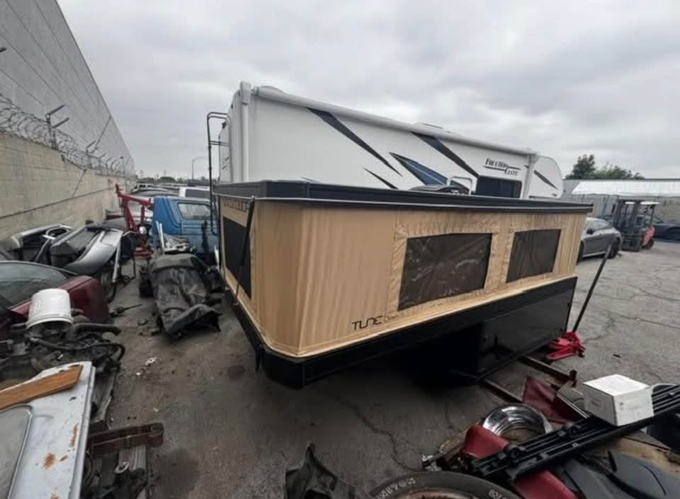 Tune Outdoor M1 Pop-Up Truck Camper w/ Integrated Solar Roof – Toyota Tacoma (photo 4) — photo 4