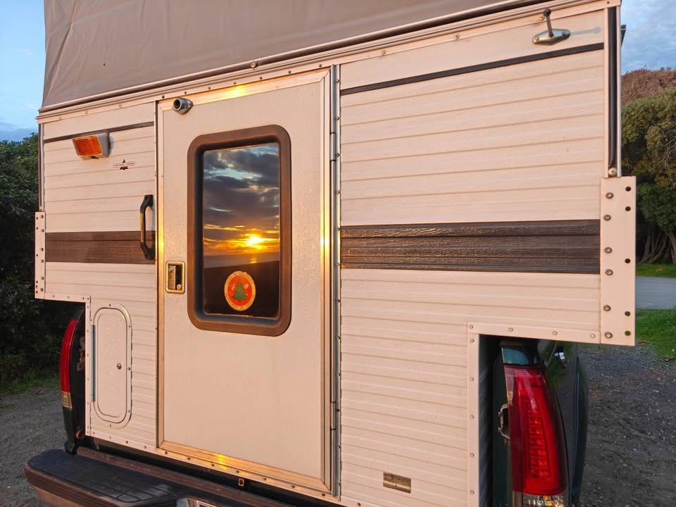 2001 Four Wheel Camper Hawk (photo 9) — photo 9