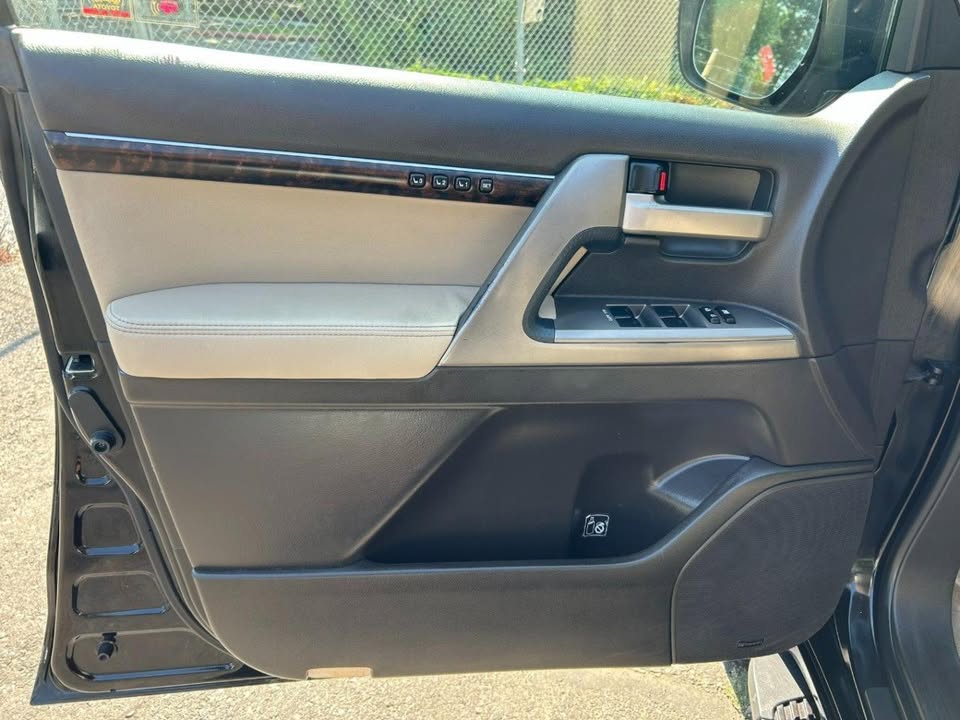 2011 Toyota Land Cruiser (photo 10) — photo 10