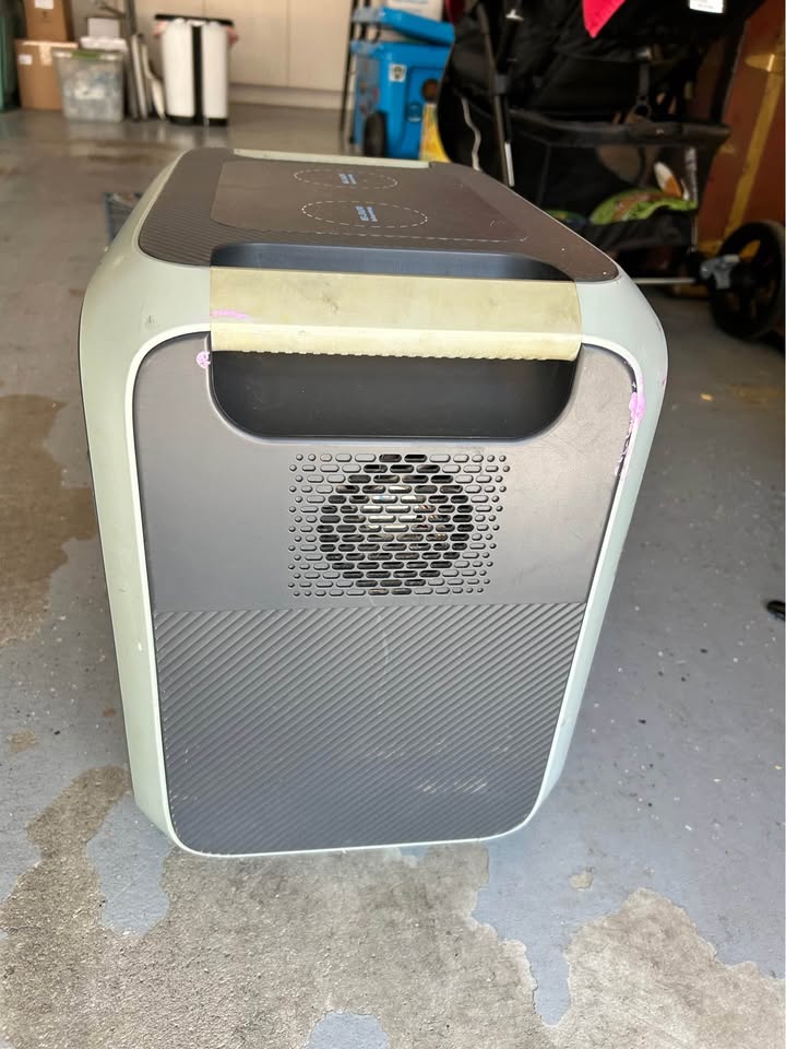 Bluetti AC200P 2000W Portable Power Station i can’t find the charger unfortunately in Bend, OR (photo 5) — photo 5