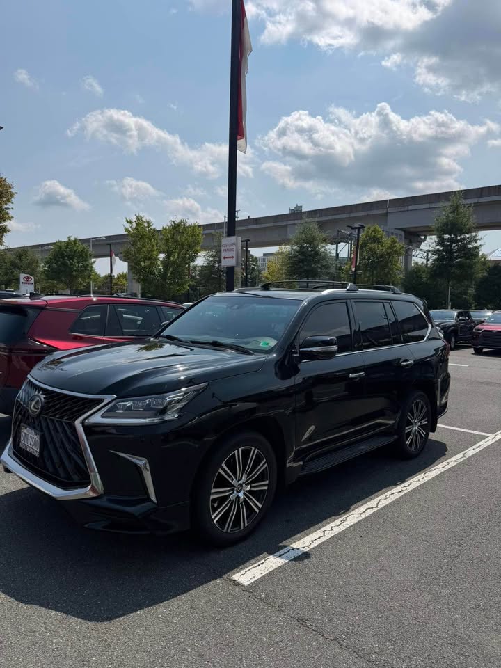 2020 Lexus LX · LX 570 Sport Utility 4D (photo 2) — photo 2